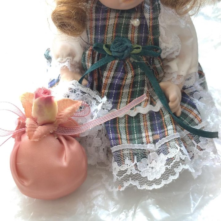 Кукла фарфоровая