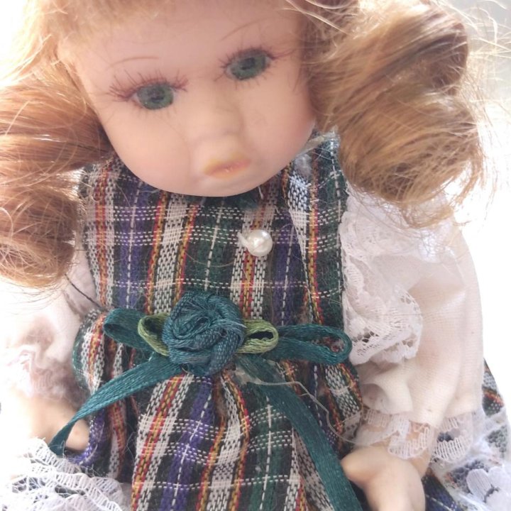 Кукла фарфоровая