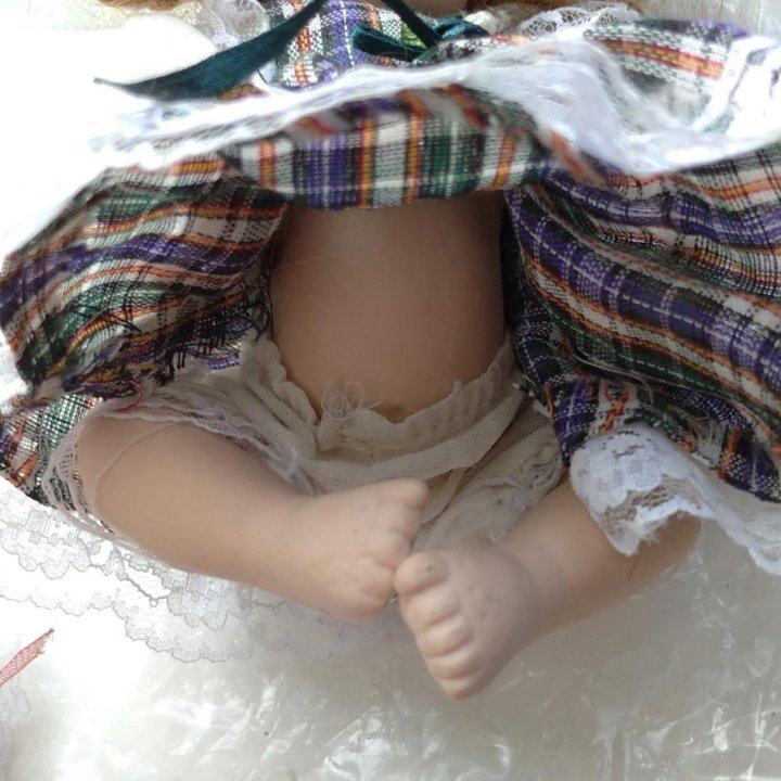 Кукла фарфоровая