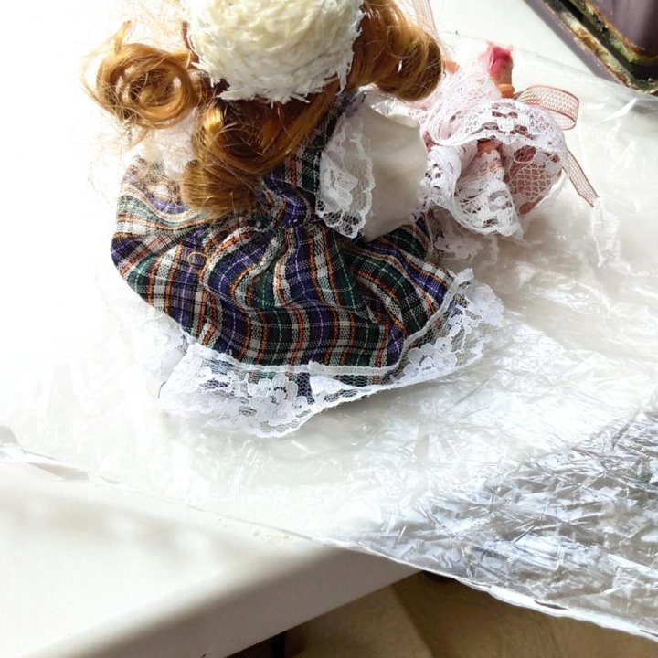 Кукла фарфоровая