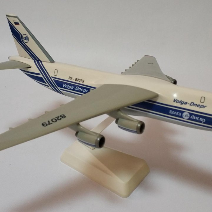 Модель самолета Ан-124-100