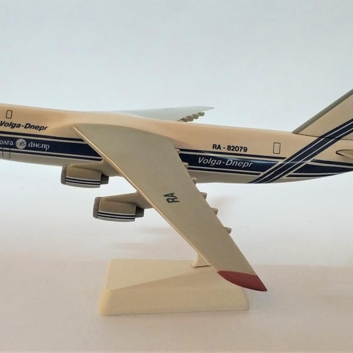 Модель самолета Ан-124-100