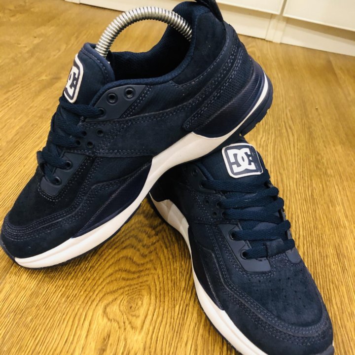 Кроссовки DC