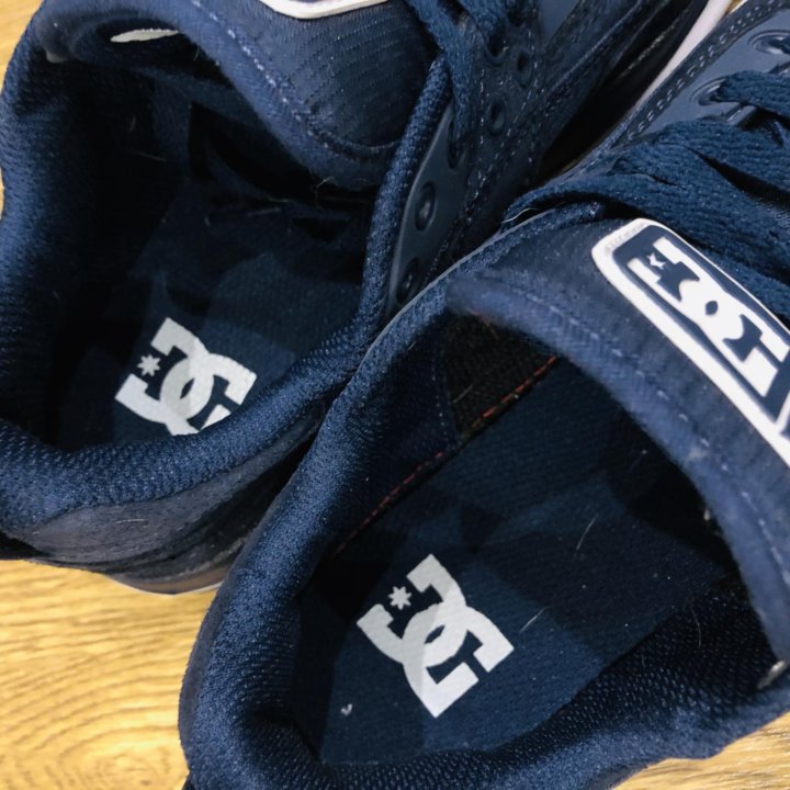 Кроссовки DC