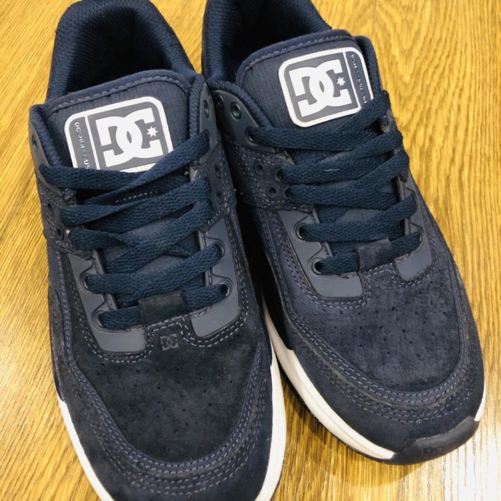 Кроссовки DC