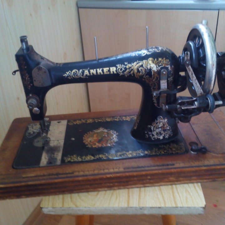 Антикварная швейная машинка Anker