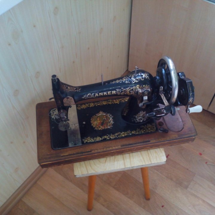 Антикварная швейная машинка Anker