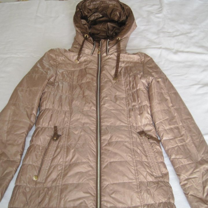 Пальто XL ,р. 42-44 бежевый цвет с капюшоном
