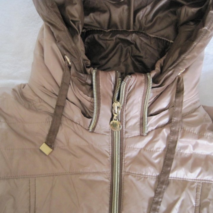 Пальто XL ,р. 42-44 бежевый цвет с капюшоном