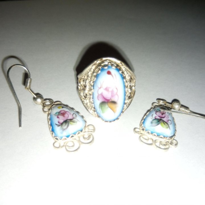 Кольцо и серьги.