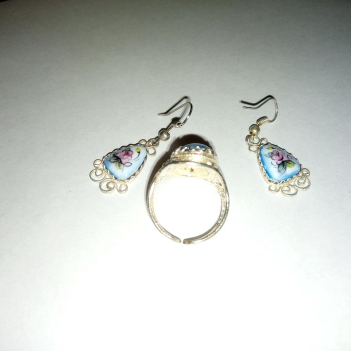 Кольцо и серьги.