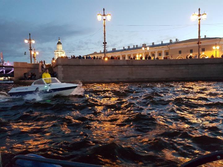 Прокат аренда катера без капитана на развод мостов