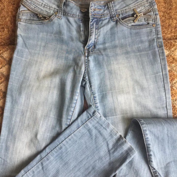 Джинсы 28