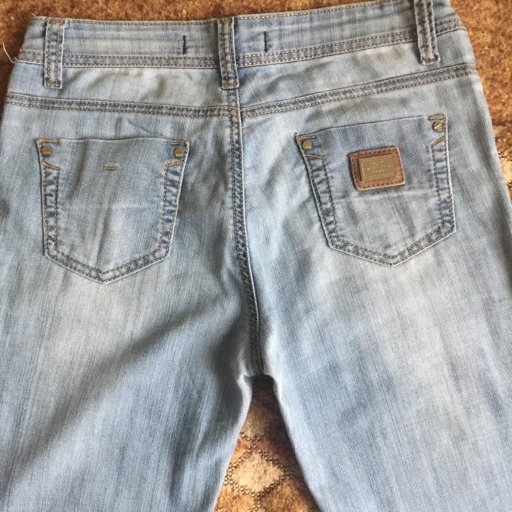 Джинсы 28