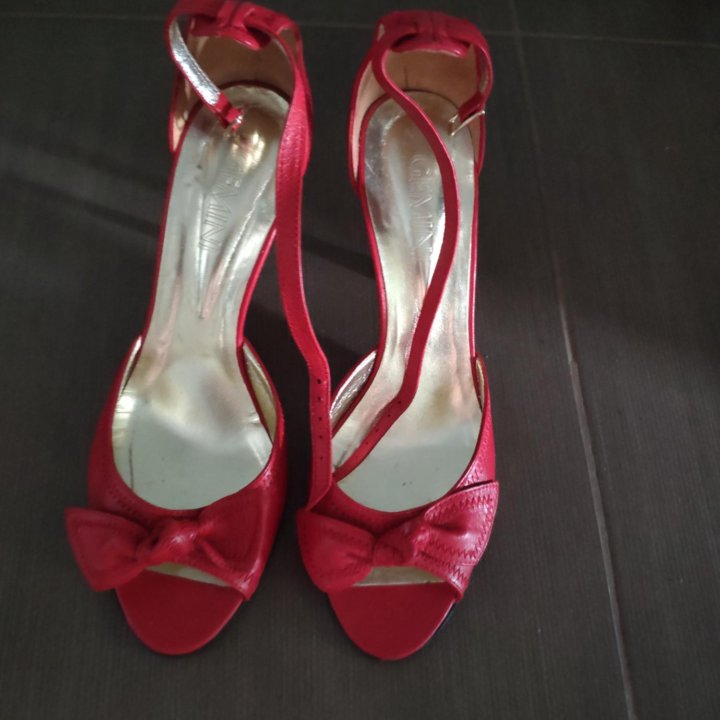 Босоножки кожаные