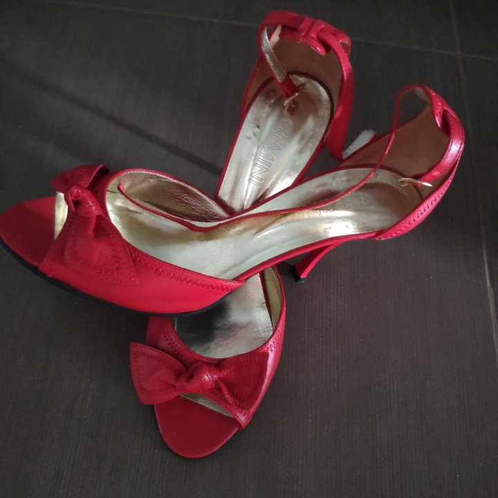 Босоножки кожаные