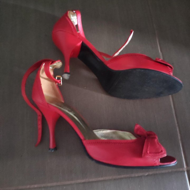 Босоножки кожаные