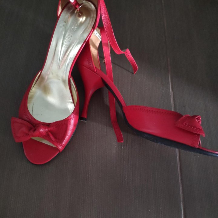 Босоножки кожаные