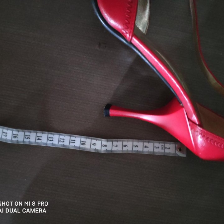 Босоножки кожаные