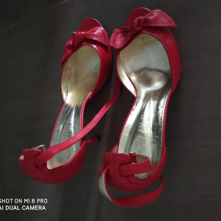 Босоножки кожаные