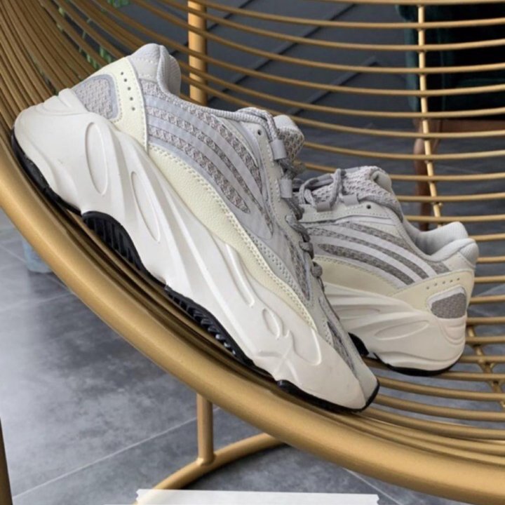  Кроссовки Adidas yeezy 700