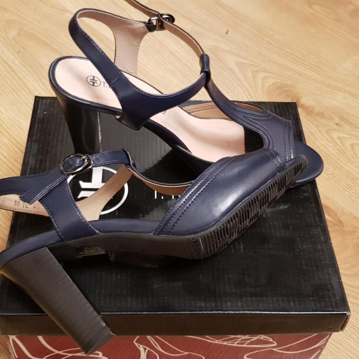 Босоножки 40