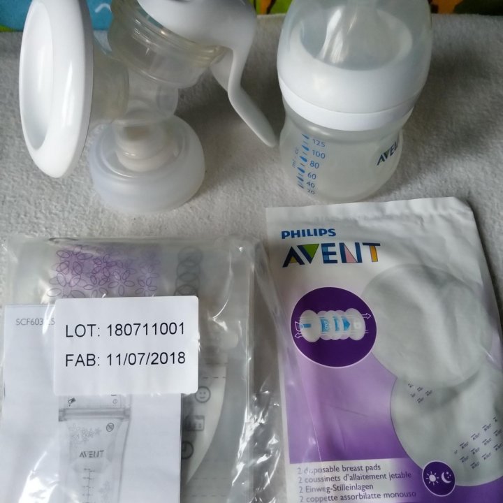 Молокоотсос ручной Avent + пакеты для молока