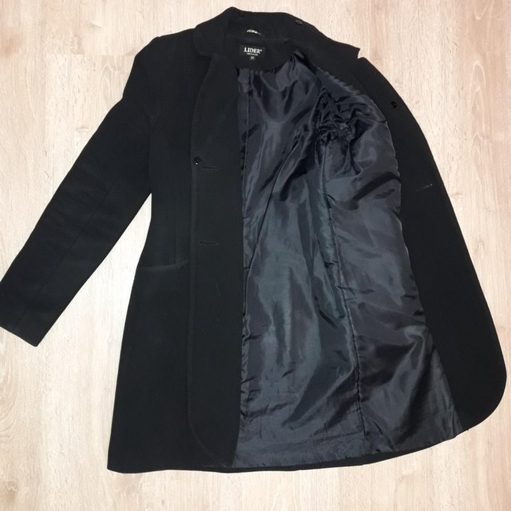 Черное пальто на пуговицах
