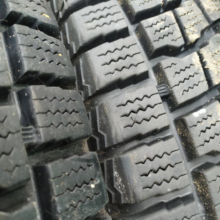 Dunlop grand trek sj6 235/55 r17 Made in Japan.