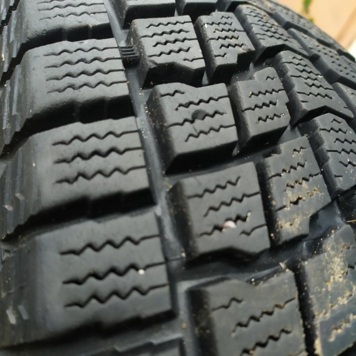 Dunlop grand trek sj6 235/55 r17 Made in Japan.