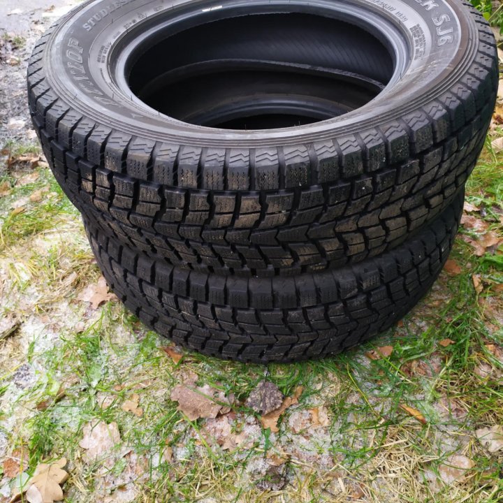 Dunlop grand trek sj6 235/55 r17 Made in Japan.