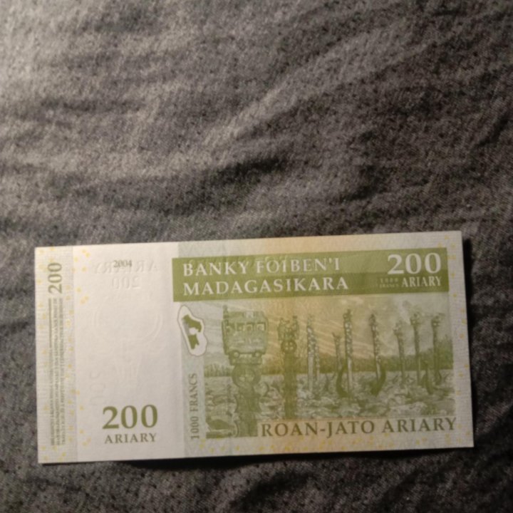 Мадагаскар 200 ариари 2004 года.