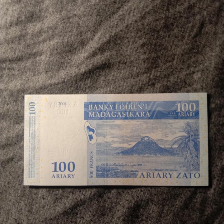 Мадагаскар 100 ариари 2004 года.