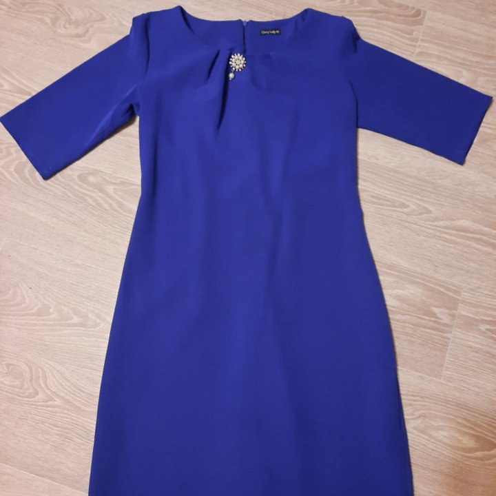 Платье с брошью)