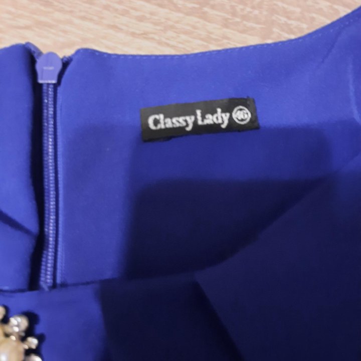 Платье с брошью)