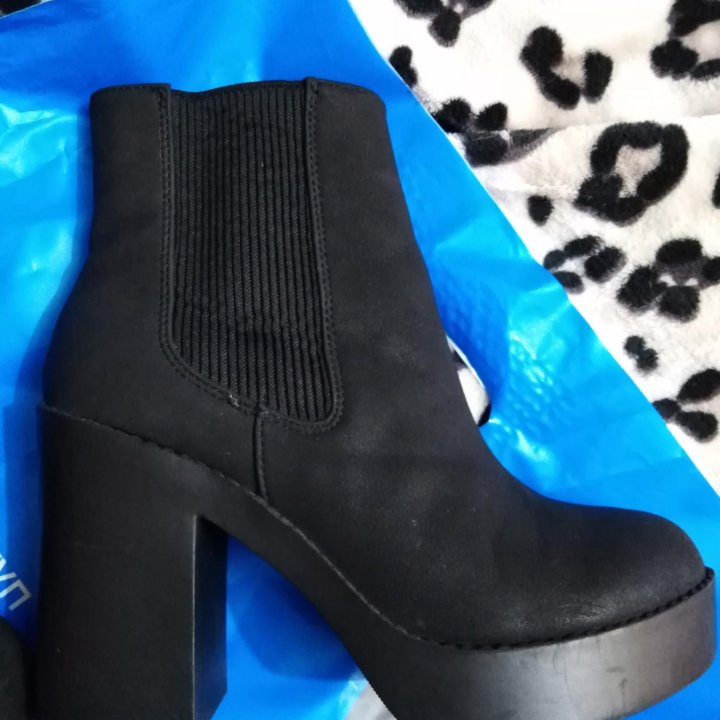 Ботильоны DIVIDED.