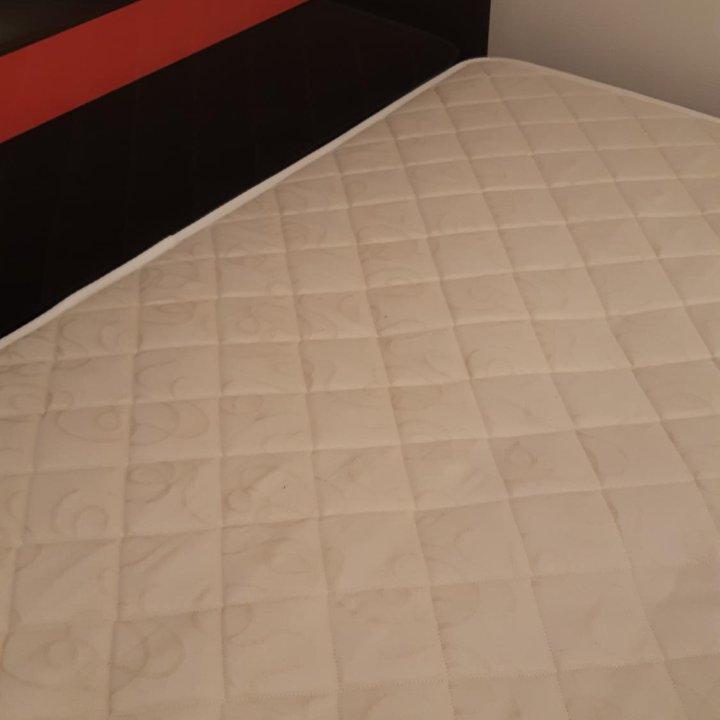 Кровать , прикроватная тумба