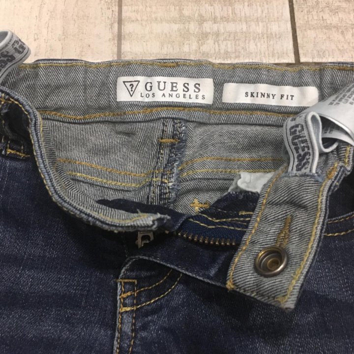 Детские джинсы бренда GUESS.