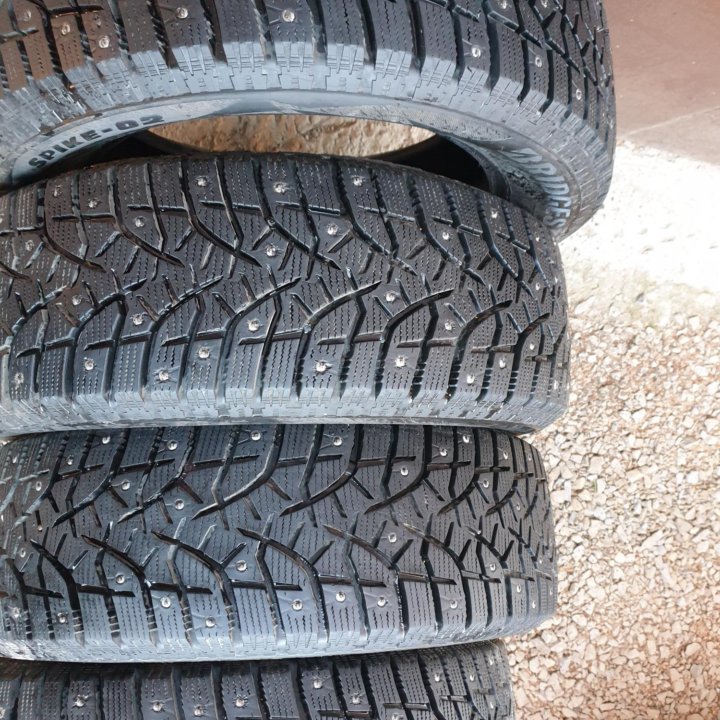 Шины зима шипы б-у Bridgestone 195-60R15 4-2-1шт