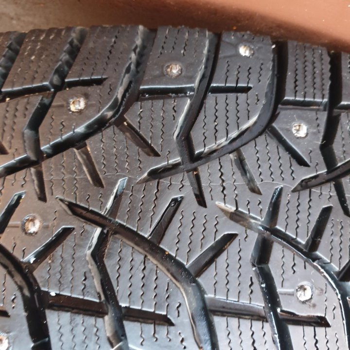 Шины зима шипы б-у Bridgestone 195-60R15 4-2-1шт