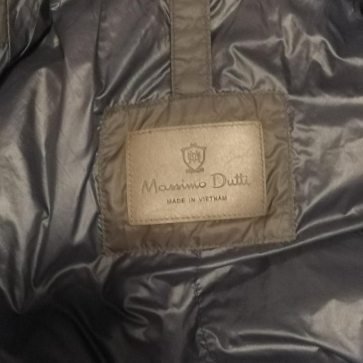 Пальто Massimo Dutti.