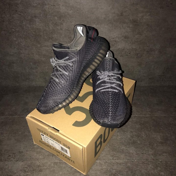 Кроссовки Adidas Yeezy 350 Boost V2 цвет черный