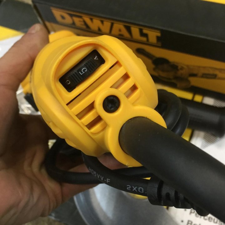 Болгарка ушм DeWALT