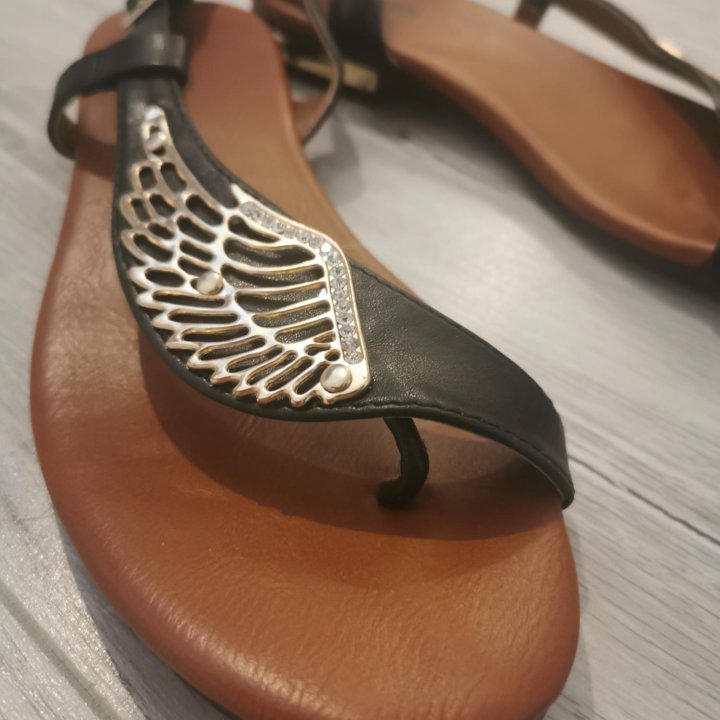 Сандали с крыльями