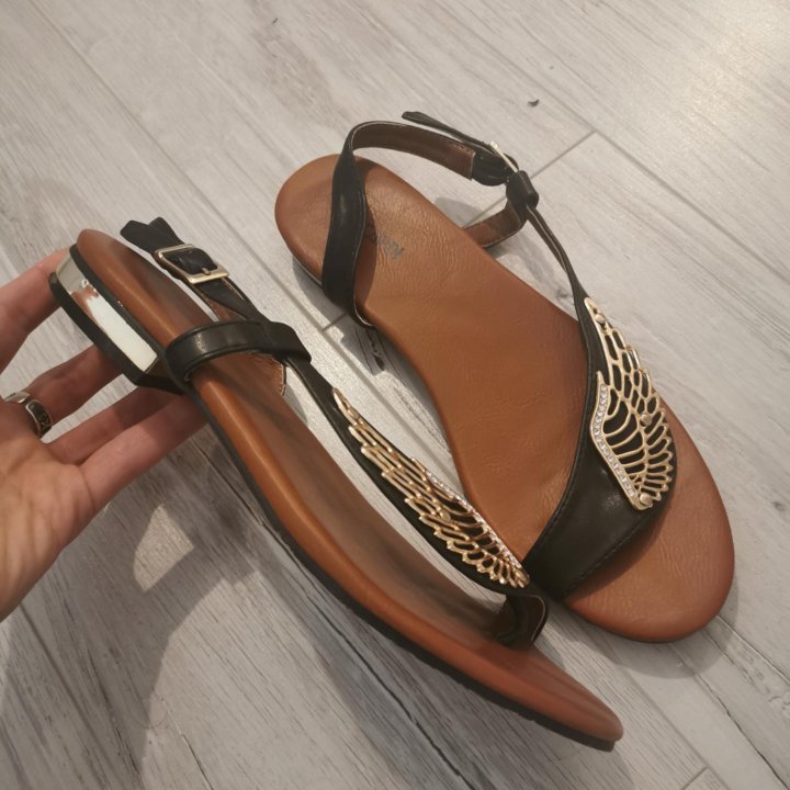 Сандали с крыльями