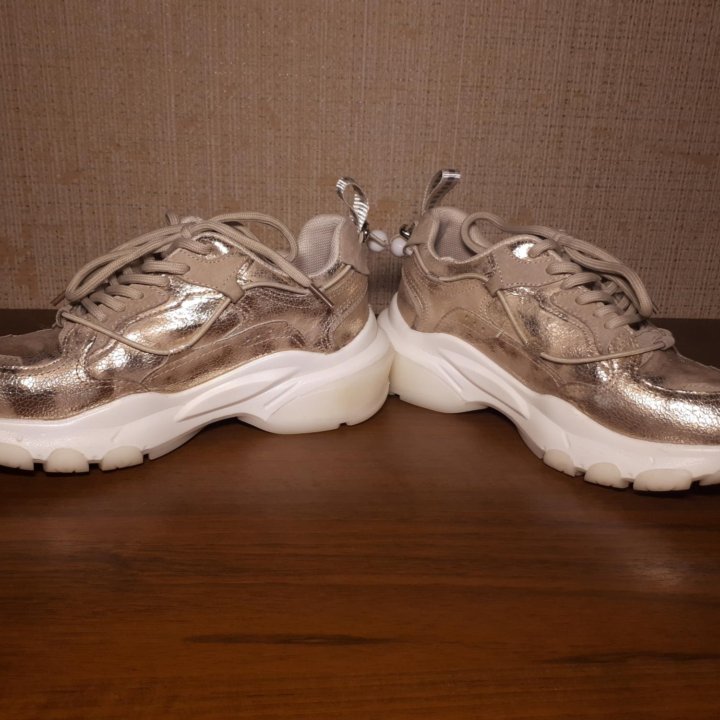 Кроссовки новые