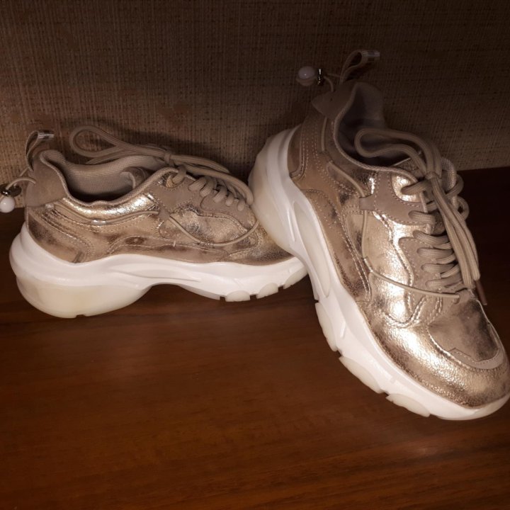 Кроссовки новые