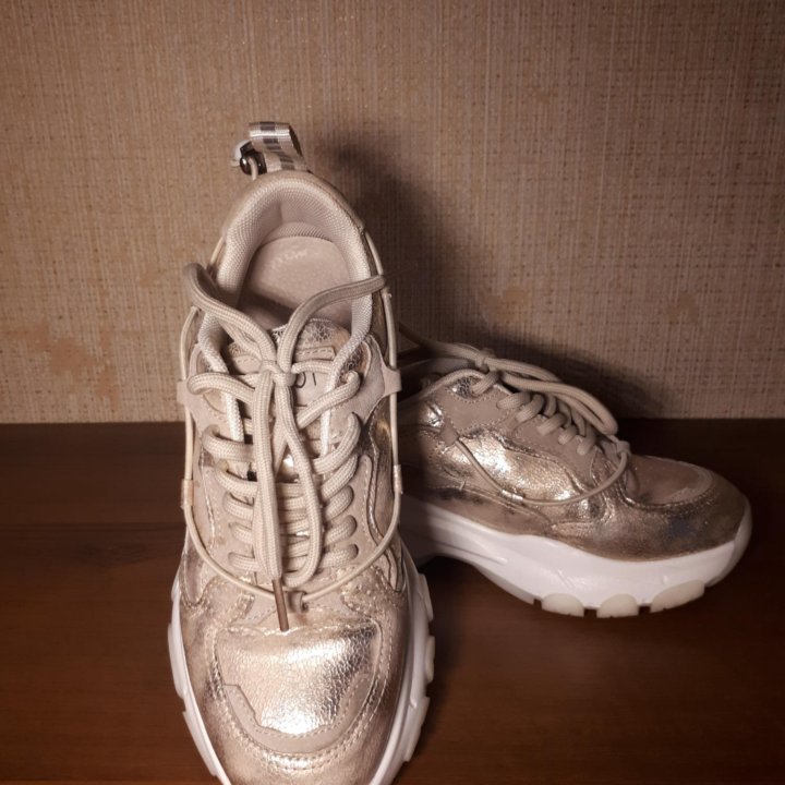 Кроссовки новые