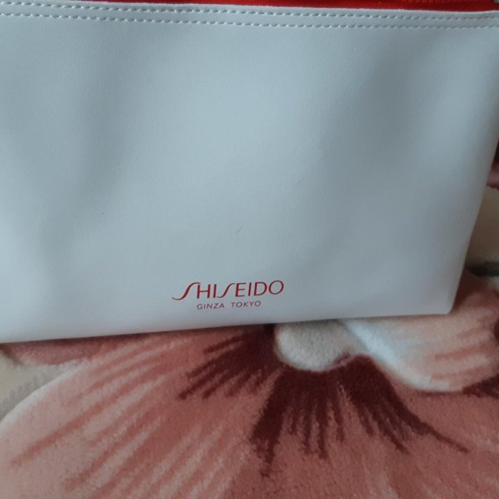 Косметичка от бренда Shiseido