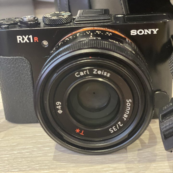 Полнокадровый фотоаппарат Sony Cyber-shot DSC-RX1r